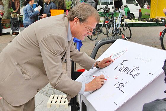 Die Akteure des Plenums platzierten am Aktionstag ein rotes Sofa in der Fußgängerzone, direkt vor dem Rathaus. Rote Luftballons sowie ein roter Stapler aus dem Hause Schöler sorgten zusätzlich für große Aufmerksamkeit.